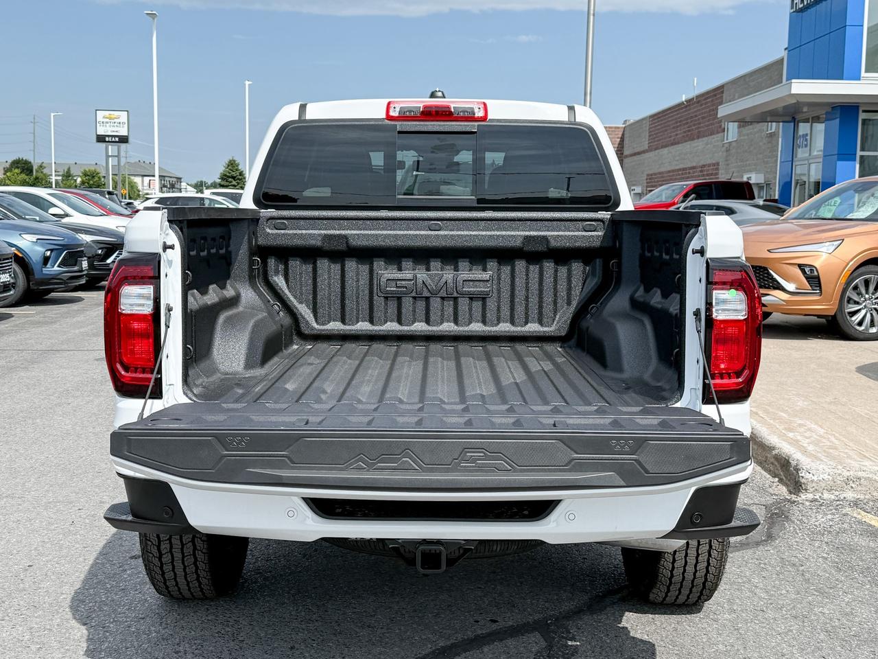 2025 GMC Canyon AT4 2.7L 4 CYL WITH REMOTE START/ENTRY, HEATED SEATS, HITCH GUIDANCE WITH HITCH VIEW, HD REAR VISION CAMERA, APPLE CARPLAY AND ANDROID AUTO Photo