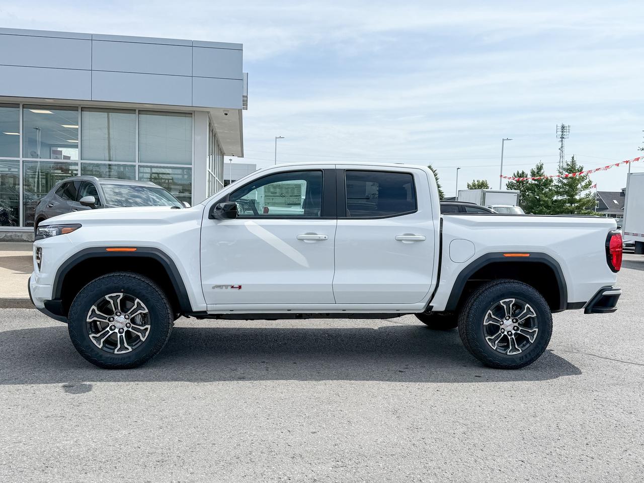 2025 GMC Canyon AT4 2.7L 4 CYL WITH REMOTE START/ENTRY, HEATED SEATS, HITCH GUIDANCE WITH HITCH VIEW, HD REAR VISION CAMERA, APPLE CARPLAY AND ANDROID AUTO Photo5
