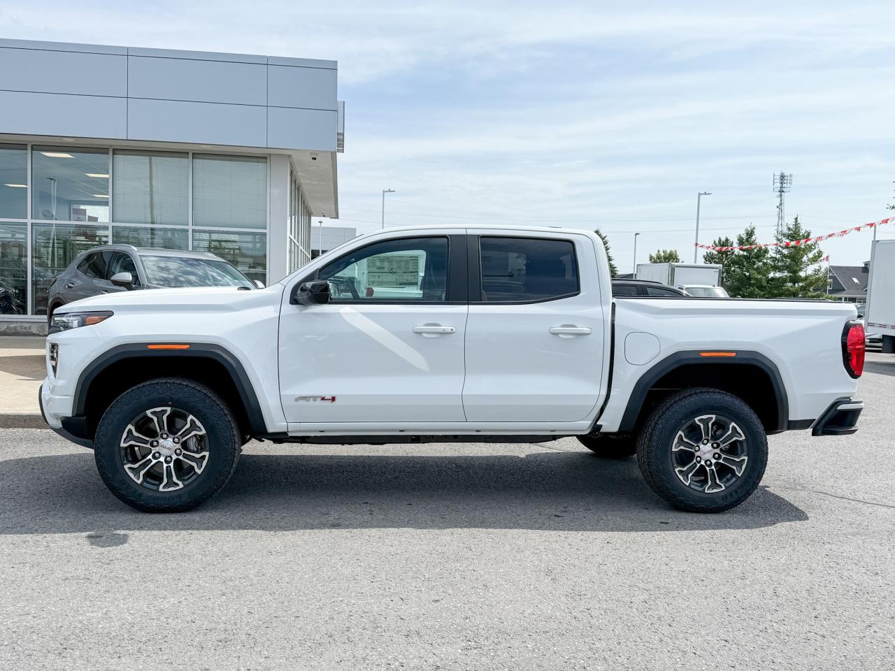 2025 GMC Canyon AT4 2.7L 4 CYL WITH REMOTE START/ENTRY, HEATED SEATS, HITCH GUIDANCE WITH HITCH VIEW, HD REAR VISION CAMERA, APPLE CARPLAY AND ANDROID AUTO Photo