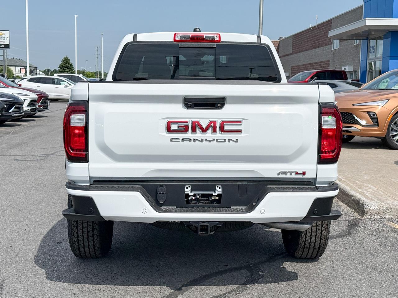 2025 GMC Canyon AT4 2.7L 4 CYL WITH REMOTE START/ENTRY, HEATED SEATS, HITCH GUIDANCE WITH HITCH VIEW, HD REAR VISION CAMERA, APPLE CARPLAY AND ANDROID AUTO Photo