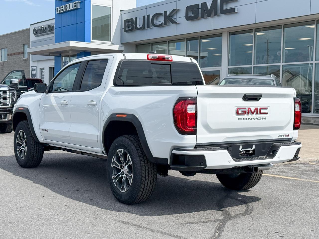 2025 GMC Canyon AT4 2.7L 4 CYL WITH REMOTE START/ENTRY, HEATED SEATS, HITCH GUIDANCE WITH HITCH VIEW, HD REAR VISION CAMERA, APPLE CARPLAY AND ANDROID AUTO Photo