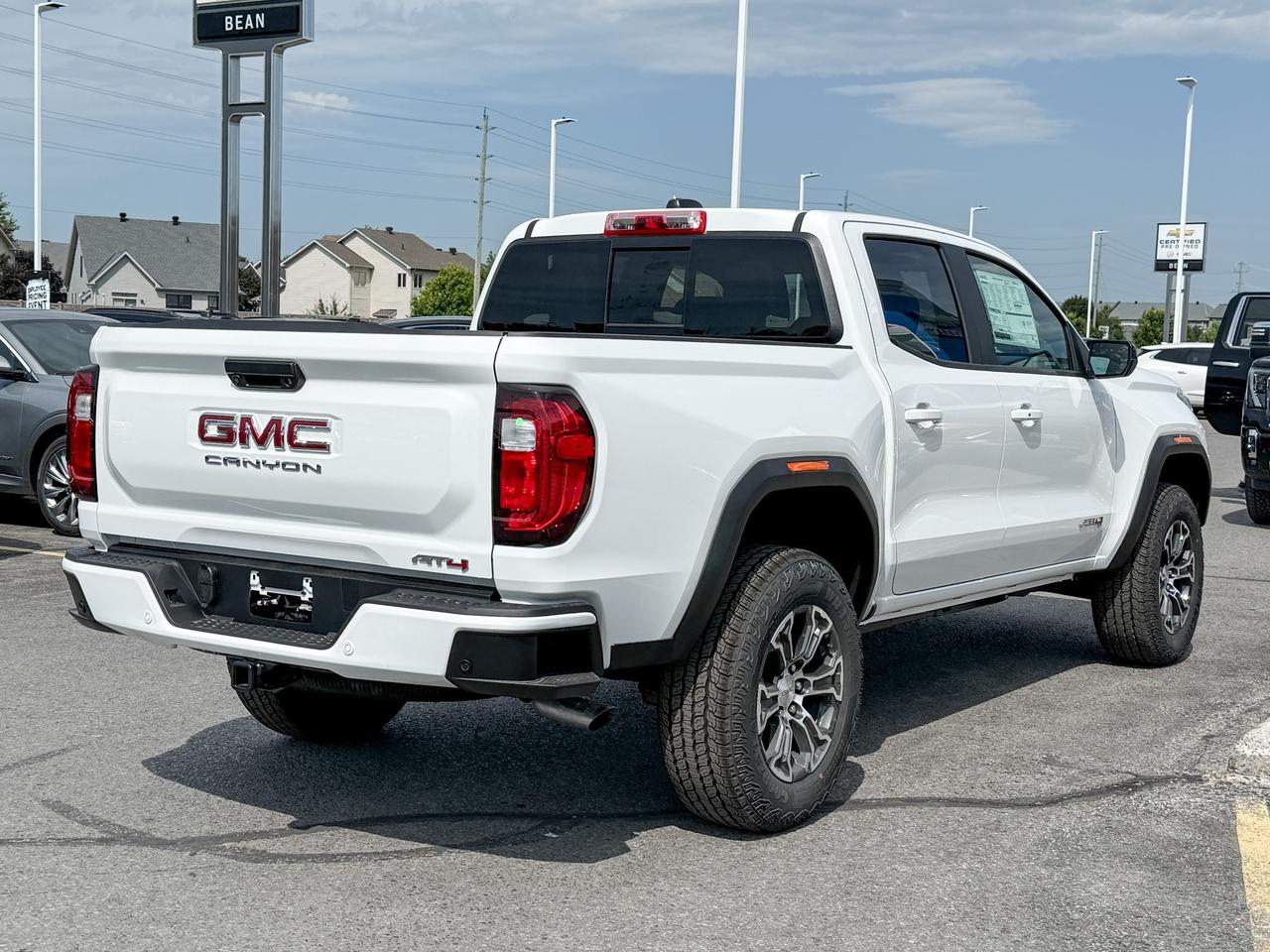 2025 GMC Canyon AT4 2.7L 4 CYL WITH REMOTE START/ENTRY, HEATED SEATS, HITCH GUIDANCE WITH HITCH VIEW, HD REAR VISION CAMERA, APPLE CARPLAY AND ANDROID AUTO Photo