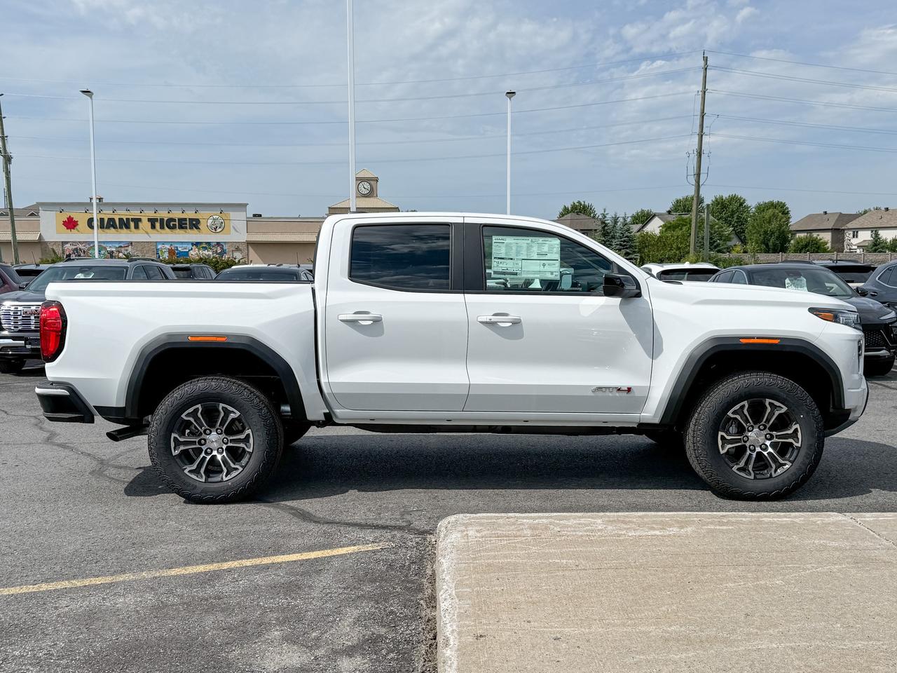 2025 GMC Canyon AT4 2.7L 4 CYL WITH REMOTE START/ENTRY, HEATED SEATS, HITCH GUIDANCE WITH HITCH VIEW, HD REAR VISION CAMERA, APPLE CARPLAY AND ANDROID AUTO Photo