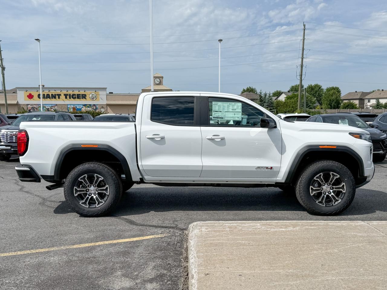 2025 GMC Canyon AT4 2.7L 4 CYL WITH REMOTE START/ENTRY, HEATED SEATS, HITCH GUIDANCE WITH HITCH VIEW, HD REAR VISION CAMERA, APPLE CARPLAY AND ANDROID AUTO Photo