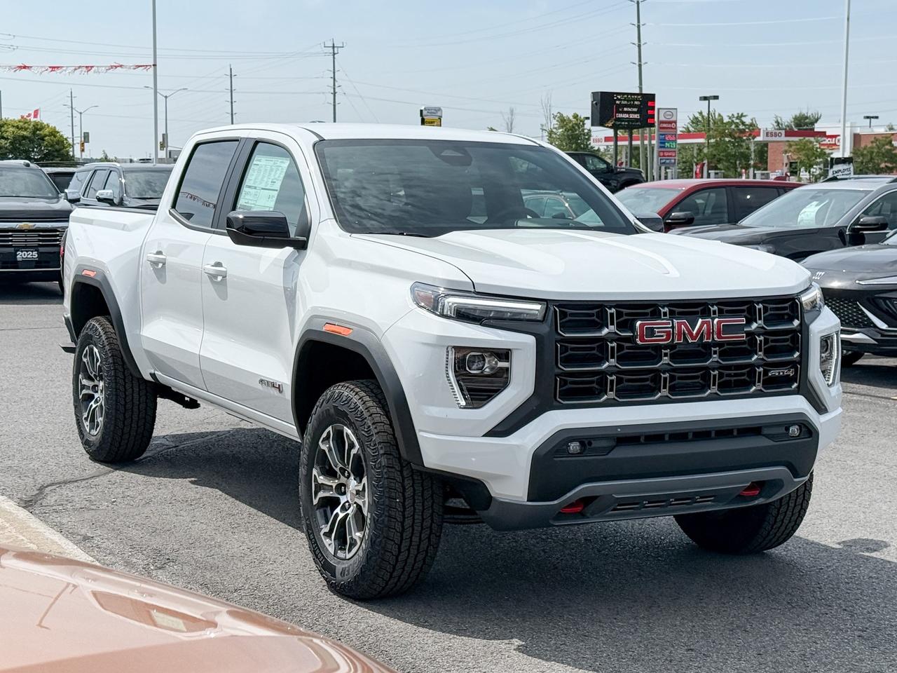 2025 GMC Canyon AT4 2.7L 4 CYL WITH REMOTE START/ENTRY, HEATED SEATS, HITCH GUIDANCE WITH HITCH VIEW, HD REAR VISION CAMERA, APPLE CARPLAY AND ANDROID AUTO Photo