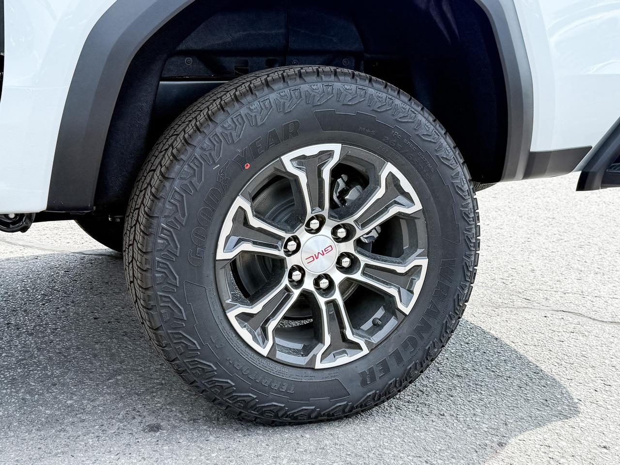 2025 GMC Canyon AT4 2.7L 4 CYL WITH REMOTE START/ENTRY, HEATED SEATS, HITCH GUIDANCE WITH HITCH VIEW, HD REAR VISION CAMERA, APPLE CARPLAY AND ANDROID AUTO Photo