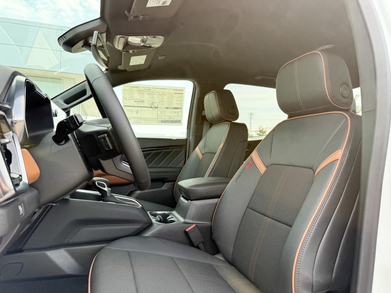 2025 GMC Canyon AT4 2.7L 4 CYL WITH REMOTE START/ENTRY, HEATED SEATS, HITCH GUIDANCE WITH HITCH VIEW, HD REAR VISION CAMERA, APPLE CARPLAY AND ANDROID AUTO Photo