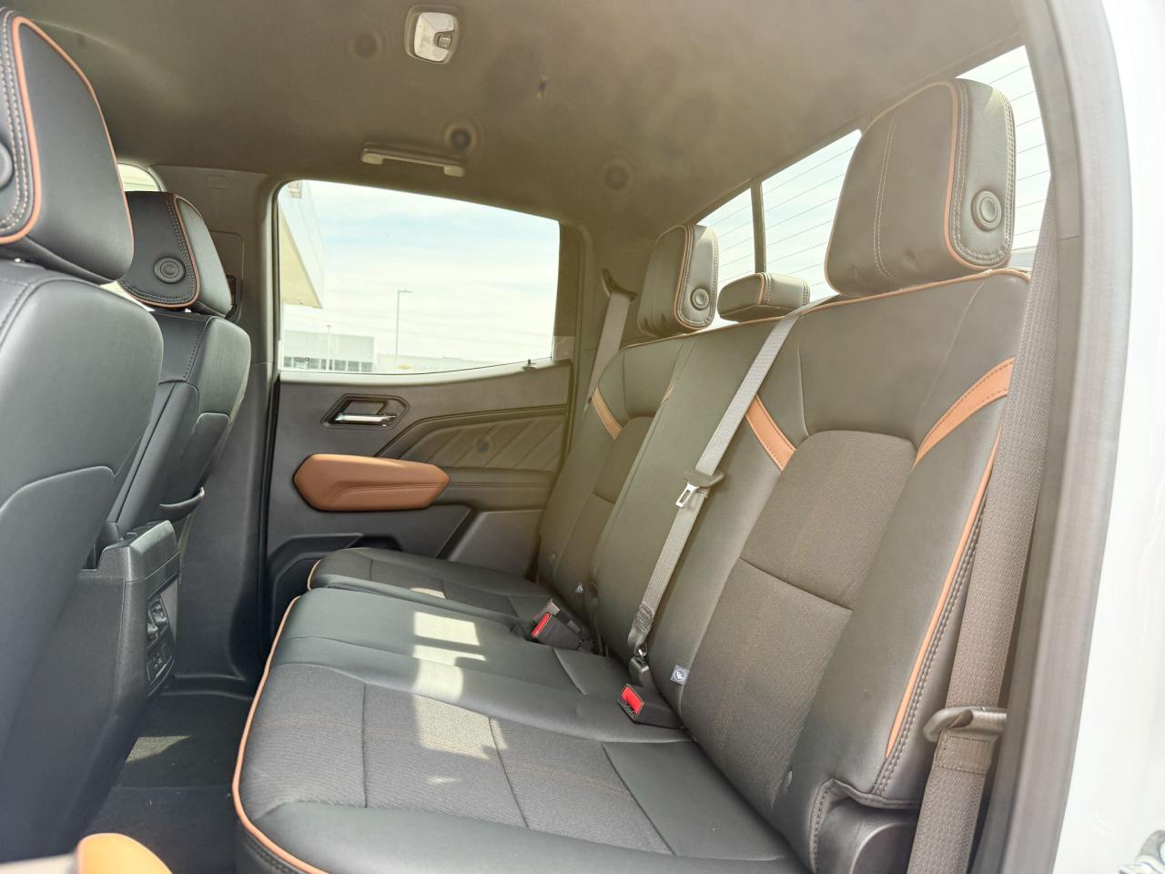 2025 GMC Canyon AT4 2.7L 4 CYL WITH REMOTE START/ENTRY, HEATED SEATS, HITCH GUIDANCE WITH HITCH VIEW, HD REAR VISION CAMERA, APPLE CARPLAY AND ANDROID AUTO Photo