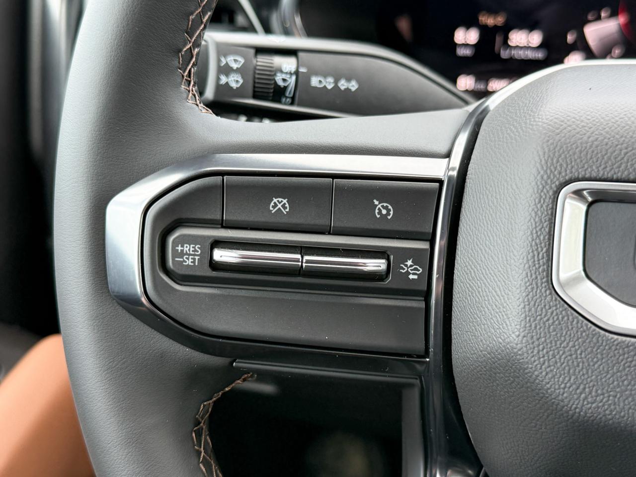 2025 GMC Canyon AT4 2.7L 4 CYL WITH REMOTE START/ENTRY, HEATED SEATS, HITCH GUIDANCE WITH HITCH VIEW, HD REAR VISION CAMERA, APPLE CARPLAY AND ANDROID AUTO Photo