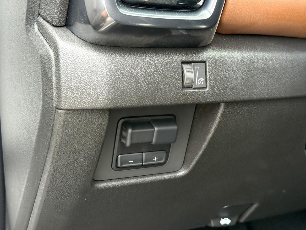 2025 GMC Canyon AT4 2.7L 4 CYL WITH REMOTE START/ENTRY, HEATED SEATS, HITCH GUIDANCE WITH HITCH VIEW, HD REAR VISION CAMERA, APPLE CARPLAY AND ANDROID AUTO Photo