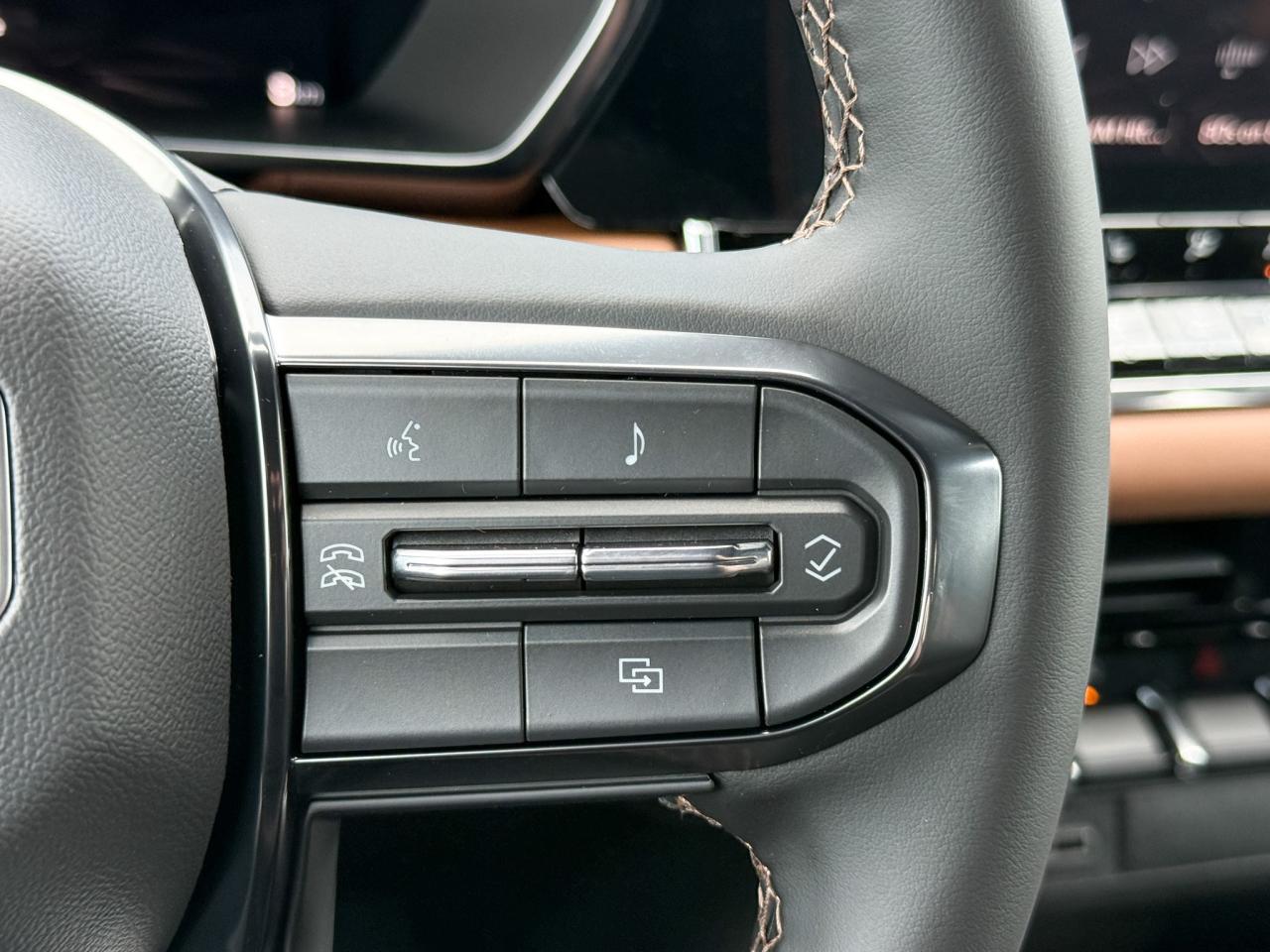 2025 GMC Canyon AT4 2.7L 4 CYL WITH REMOTE START/ENTRY, HEATED SEATS, HITCH GUIDANCE WITH HITCH VIEW, HD REAR VISION CAMERA, APPLE CARPLAY AND ANDROID AUTO Photo