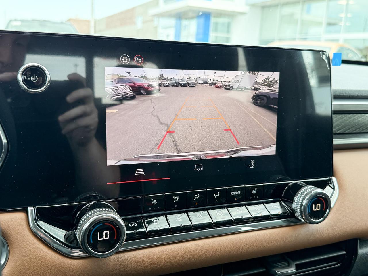 2025 GMC Canyon AT4 2.7L 4 CYL WITH REMOTE START/ENTRY, HEATED SEATS, HITCH GUIDANCE WITH HITCH VIEW, HD REAR VISION CAMERA, APPLE CARPLAY AND ANDROID AUTO Photo