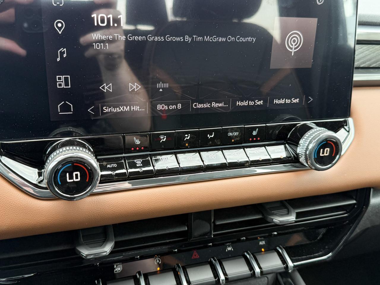 2025 GMC Canyon AT4 2.7L 4 CYL WITH REMOTE START/ENTRY, HEATED SEATS, HITCH GUIDANCE WITH HITCH VIEW, HD REAR VISION CAMERA, APPLE CARPLAY AND ANDROID AUTO Photo