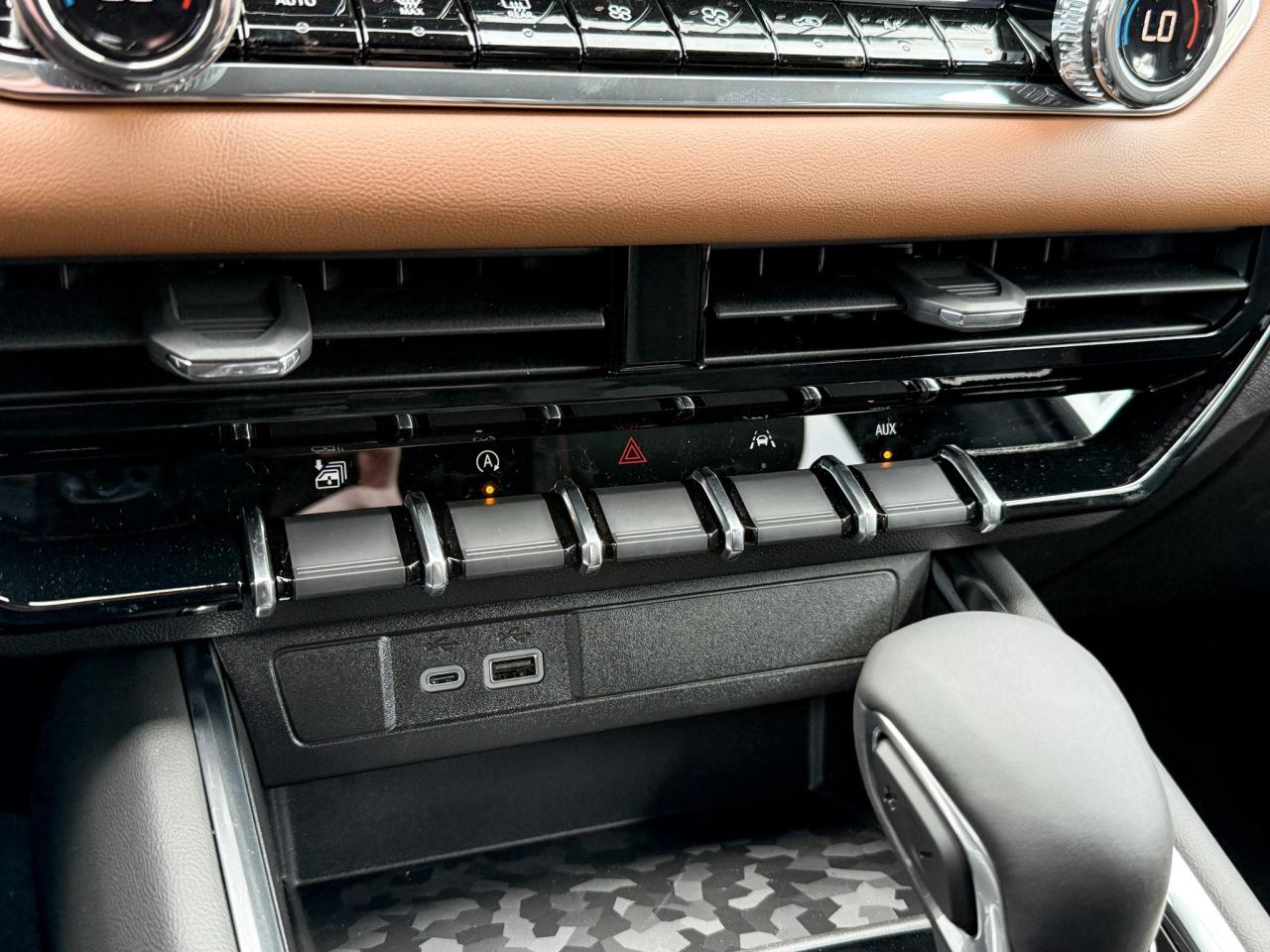 2025 GMC Canyon AT4 2.7L 4 CYL WITH REMOTE START/ENTRY, HEATED SEATS, HITCH GUIDANCE WITH HITCH VIEW, HD REAR VISION CAMERA, APPLE CARPLAY AND ANDROID AUTO Photo