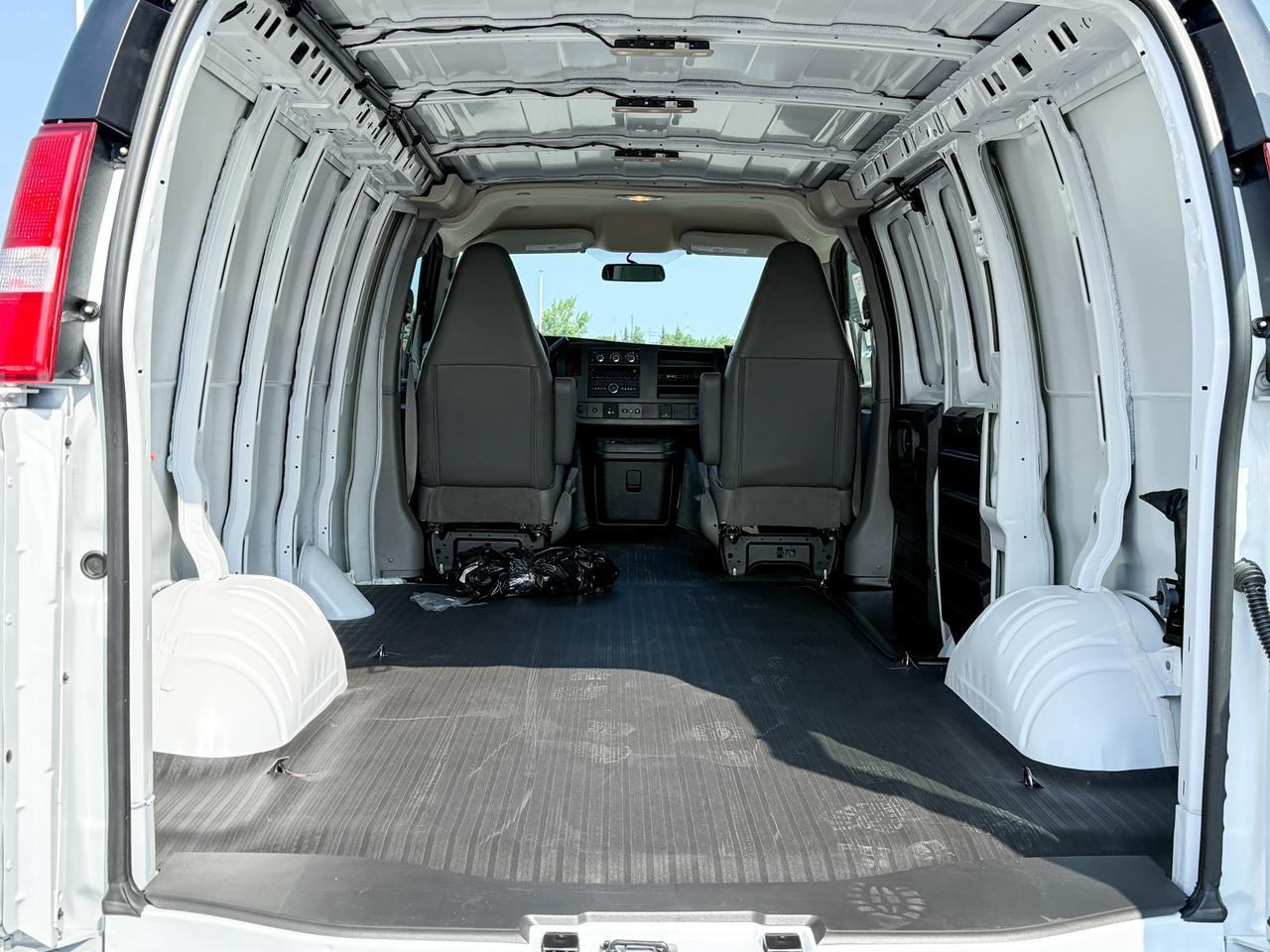 2025 GMC Savana 2500 Work Van 4.3L V6, REMOTE START/ENTRY, POWER DRIVER SEAT, AIR CONDITIONING, CRUISE CONTROL, MP3 PLAYER, BLUETOOTH, REAR VISION CAMERA Photo4