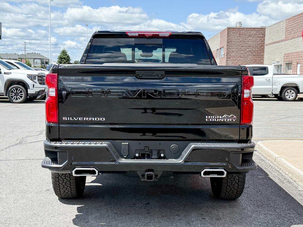 2025 Chevrolet Silverado 1500 High Country 5.3L V8 WITH REMOTE START/ENTRY, SUNROOF, HEATED SEATS, HEATED STEERING WHEEL, VENTILATED SEATS, HD SURROUND VISION Photo