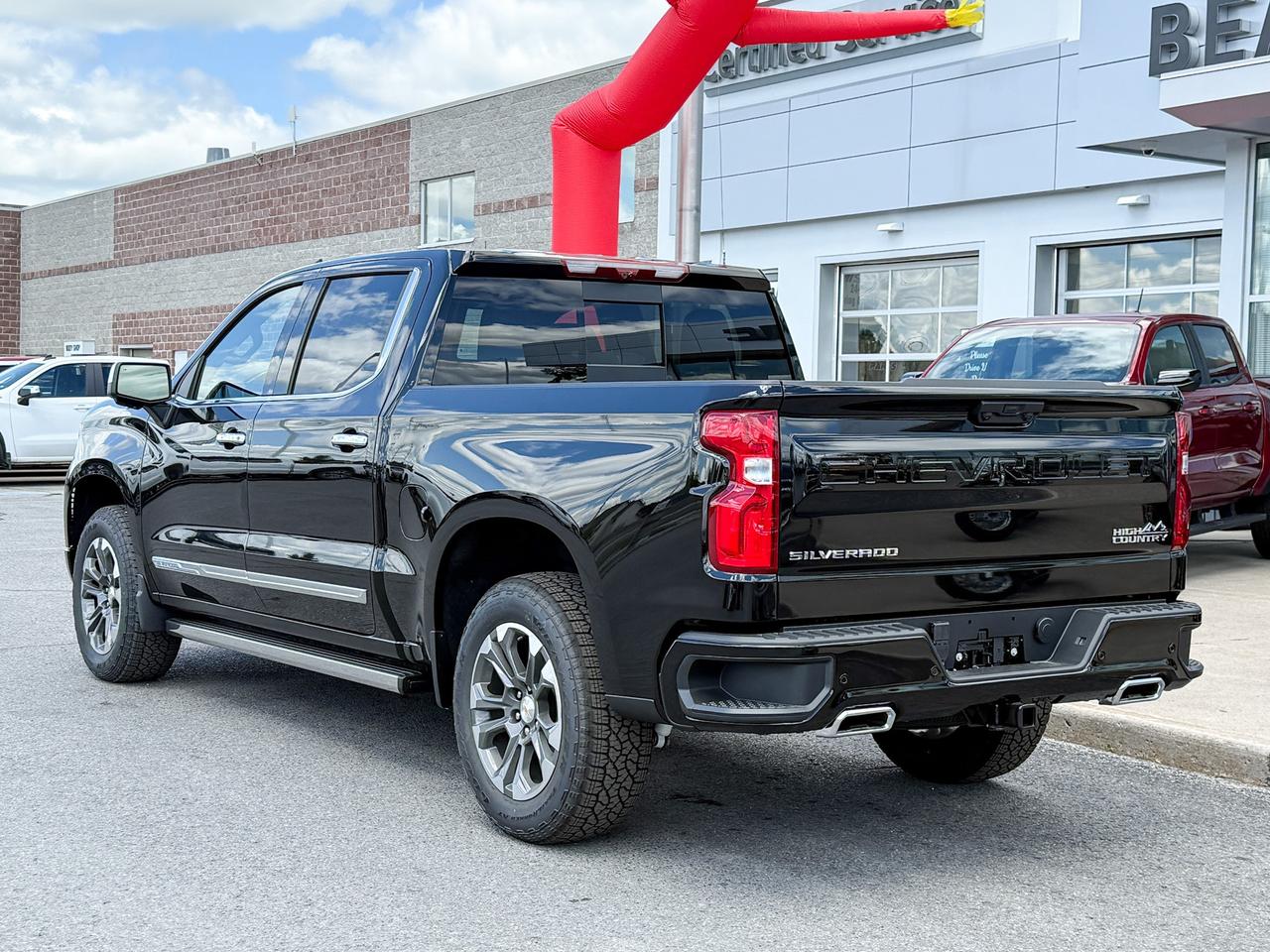 2025 Chevrolet Silverado 1500 High Country 5.3L V8 WITH REMOTE START/ENTRY, SUNROOF, HEATED SEATS, HEATED STEERING WHEEL, VENTILATED SEATS, HD SURROUND VISION Photo2