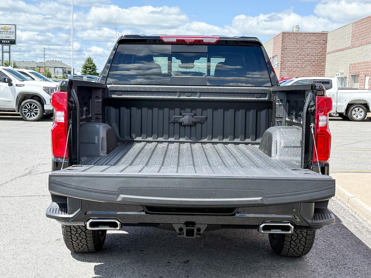 2025 Chevrolet Silverado 1500 High Country 5.3L V8 WITH REMOTE START/ENTRY, SUNROOF, HEATED SEATS, HEATED STEERING WHEEL, VENTILATED SEATS, HD SURROUND VISION Photo