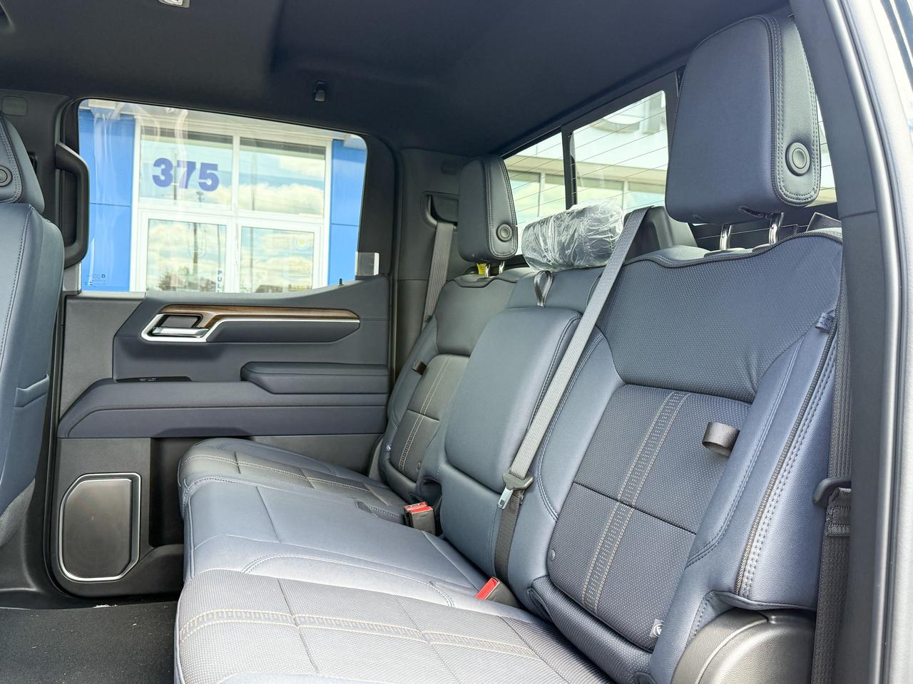 2025 Chevrolet Silverado 1500 High Country 5.3L V8 WITH REMOTE START/ENTRY, SUNROOF, HEATED SEATS, HEATED STEERING WHEEL, VENTILATED SEATS, HD SURROUND VISION Photo