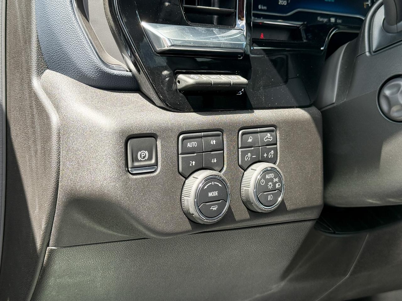 2025 Chevrolet Silverado 1500 High Country 5.3L V8 WITH REMOTE START/ENTRY, SUNROOF, HEATED SEATS, HEATED STEERING WHEEL, VENTILATED SEATS, HD SURROUND VISION Photo