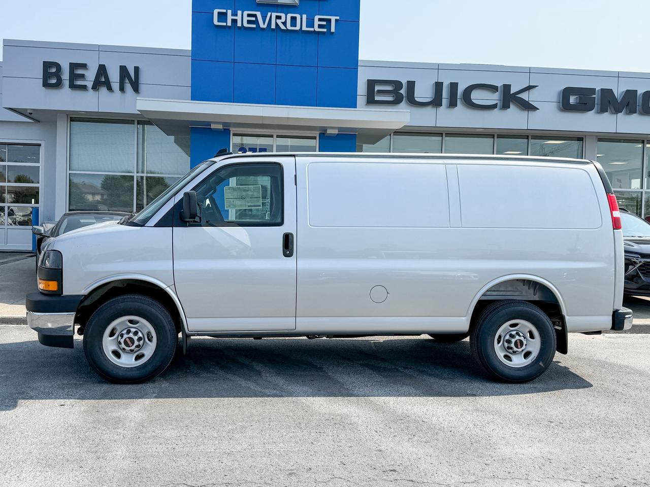 2025 GMC Savana 2500 Work Van 4.3L V6, REMOTE START/ENTRY, POWER DRIVER SEAT, AIR CONDITIONING, CRUISE CONTROL, MP3 PLAYER, BLUETOOTH, REAR VISION CAMERA Photo5