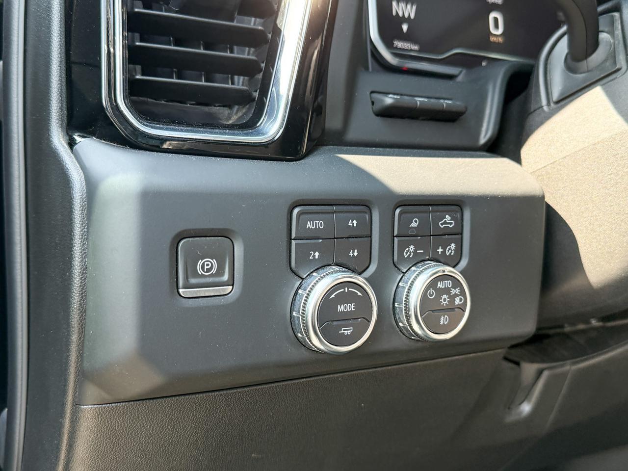 2024 GMC Sierra 2500 HD Denali ORIGIANLLY PURCHASED NEW & SERVICED AT OUR DEALERSHIP, ONE OWNER, CLEAN CARFAX,6.6L V8 DURAMAX DIESEL, DENALI RESERVE PACKAGE, X31 OFF ROAD PACKAGE, ADAPTIVE CRUISE CONTROL, 20" ULTRA BRIGHT ALLOY WHE Photo