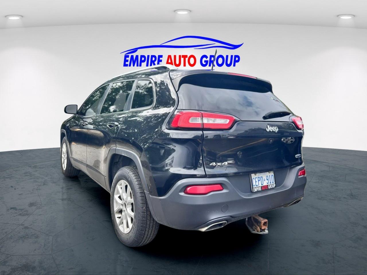 2017 Jeep Cherokee Latitude Photo2