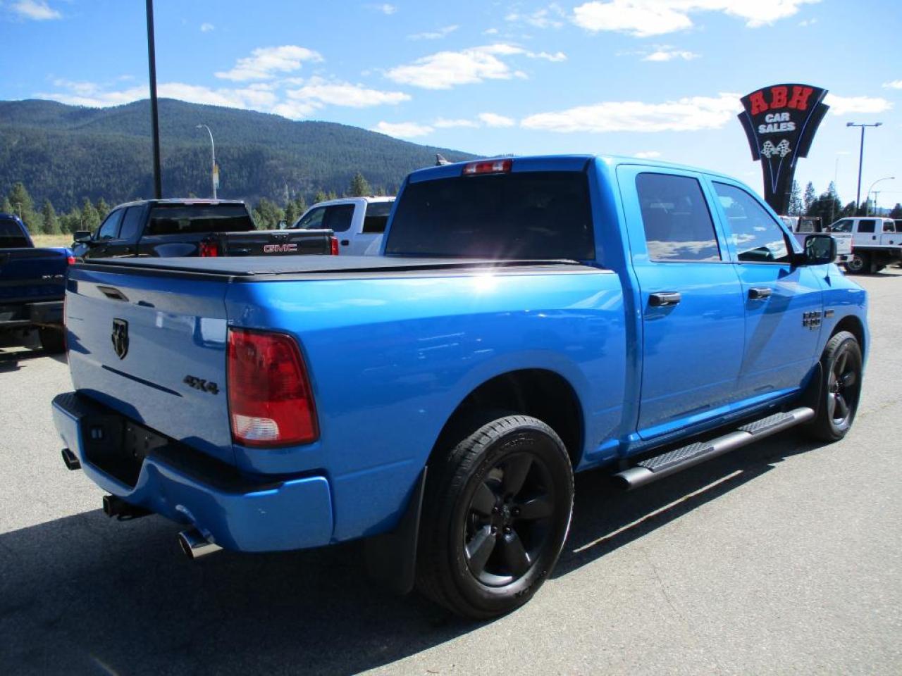 2020 RAM 1500 Classic Express Crew Cab 4x4 Photo4