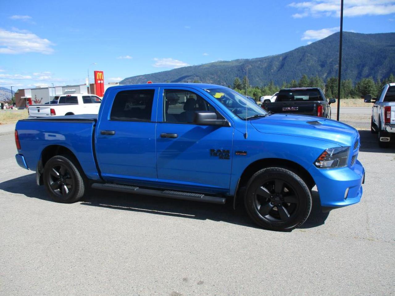 2020 RAM 1500 Classic Express Crew Cab 4x4 Photo3