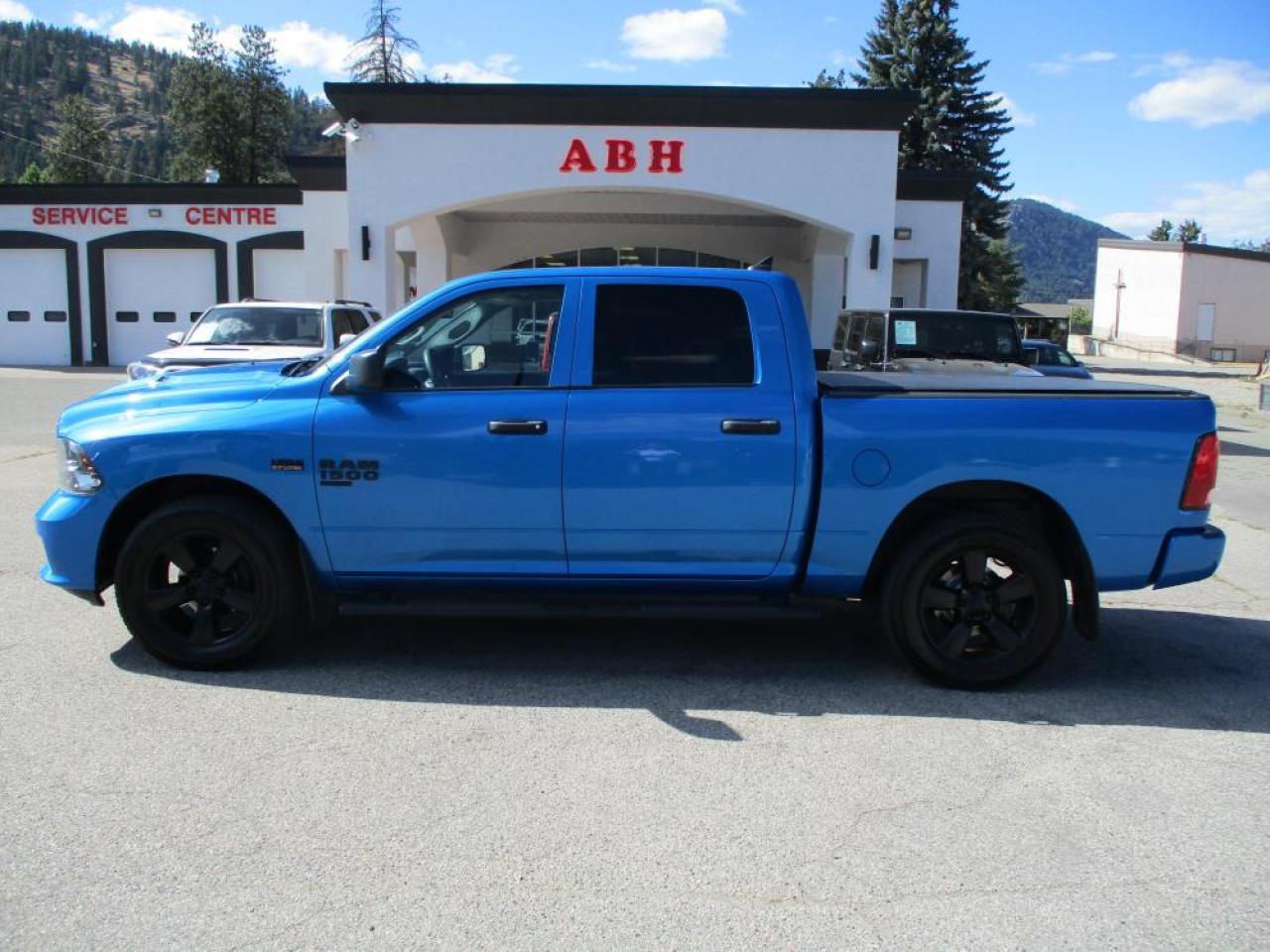 2020 RAM 1500 Classic Express Crew Cab 4x4 Photo2