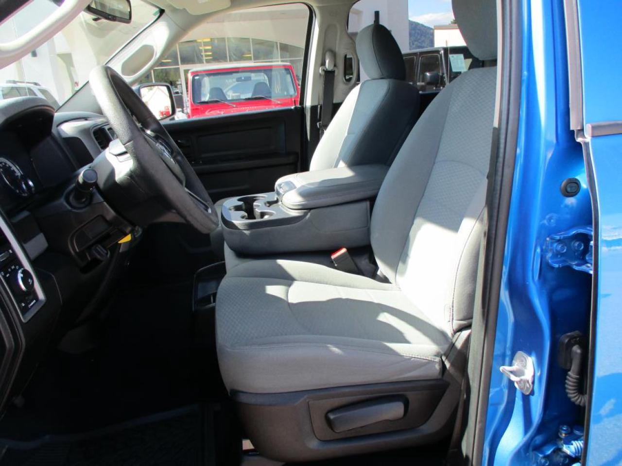 2020 RAM 1500 Classic Express Crew Cab 4x4 Photo12