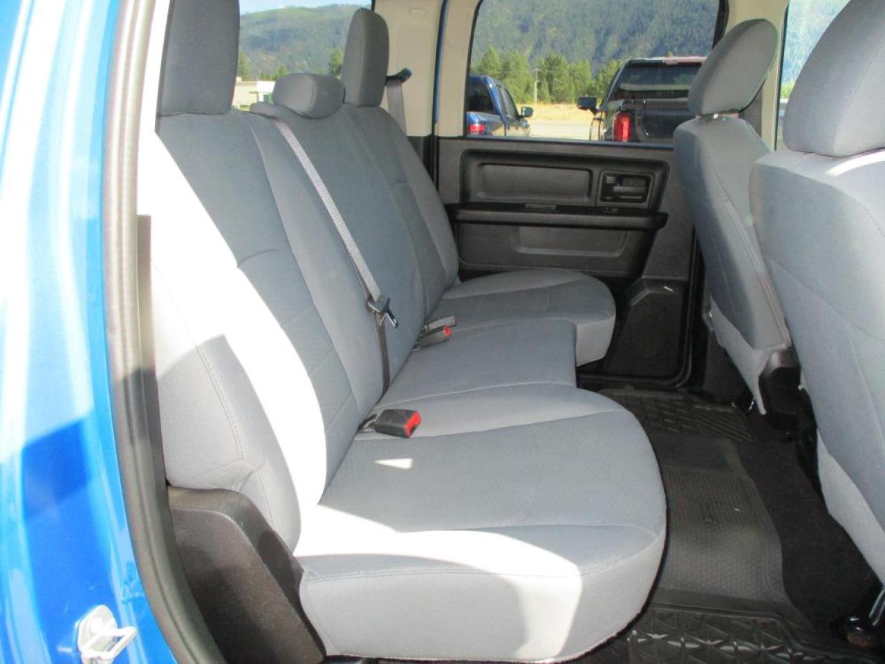 2020 RAM 1500 Classic Express Crew Cab 4x4 Photo14