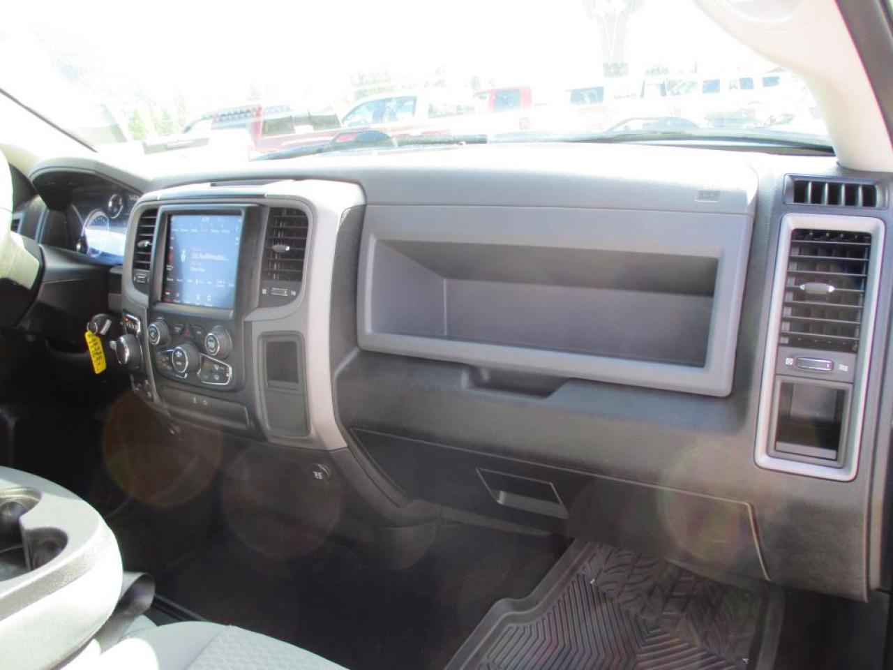2020 RAM 1500 Classic Express Crew Cab 4x4 Photo20