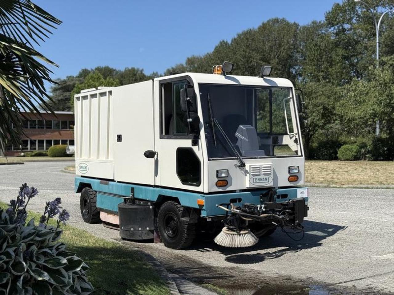 Used 2001 TENNANT 830-II Street Sweeper Diesel for sale in Burnaby, BC