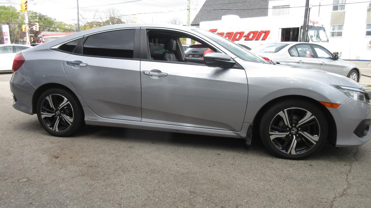 2018 Honda Civic Touring CVT Photo3