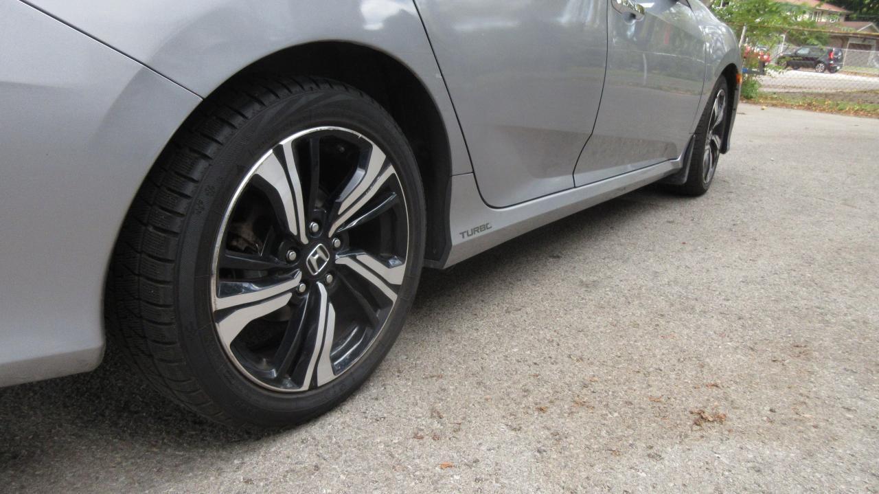 2018 Honda Civic Touring CVT Photo4