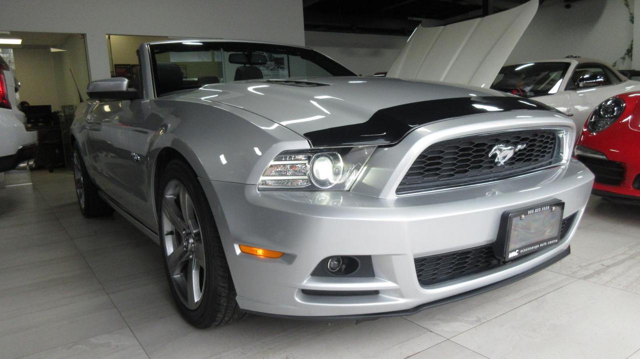 2013 Ford Mustang 2-door GT convertible - Photo #1