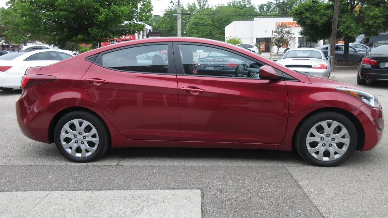 2016 Hyundai Elantra 4-door sedan, automatic transmission, GL Photo3