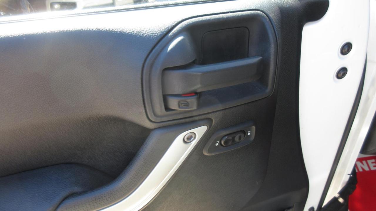 2013 Jeep Wrangler Modèle Sahara 4 portes traction intégrale - Photo #12