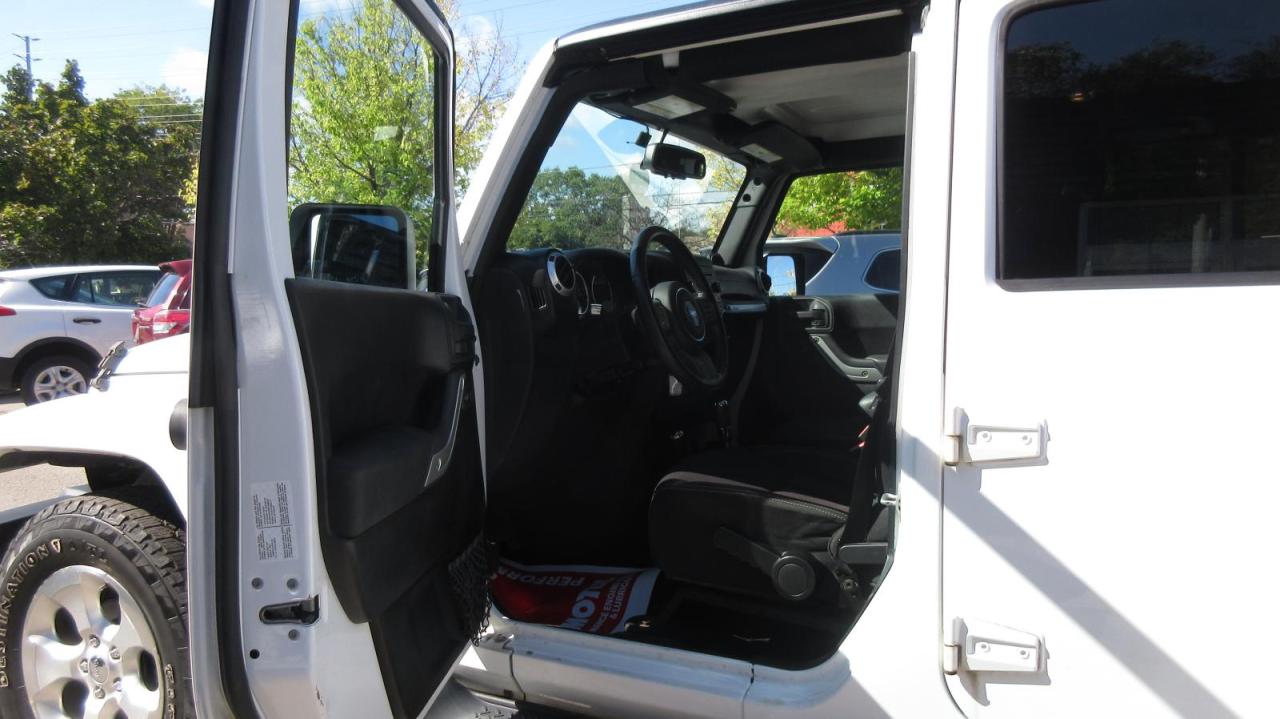 2013 Jeep Wrangler Modèle Sahara 4 portes traction intégrale - Photo #11