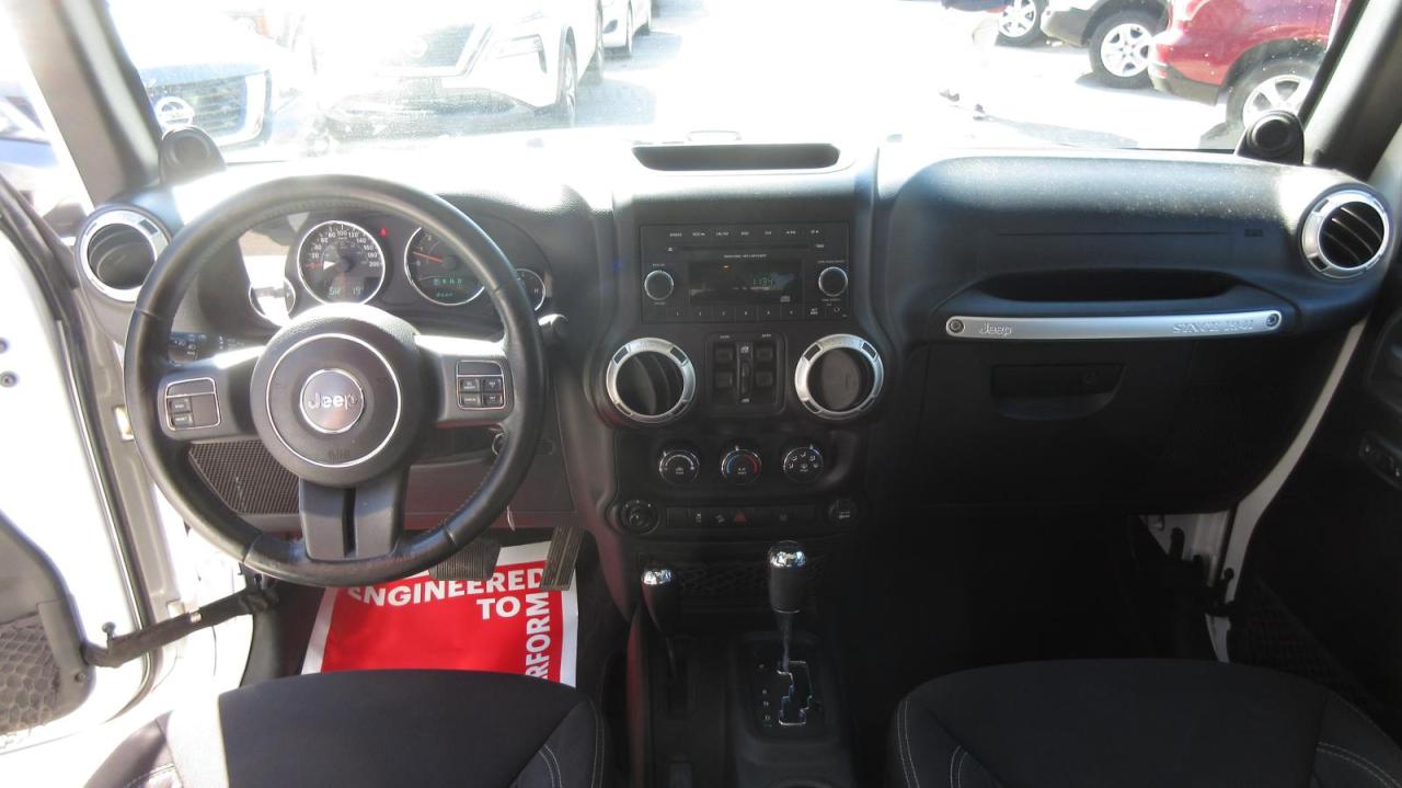 2013 Jeep Wrangler Modèle Sahara 4 portes traction intégrale - Photo #14