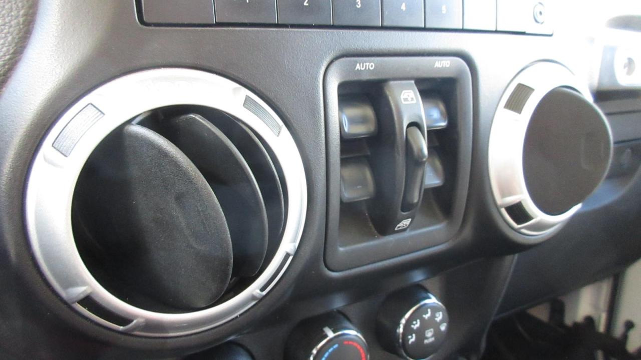 2013 Jeep Wrangler Modèle Sahara 4 portes traction intégrale - Photo #18