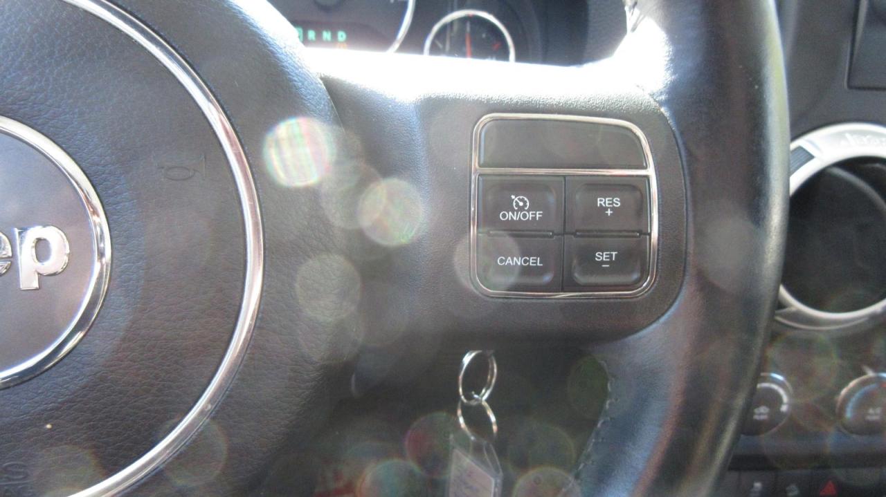 2013 Jeep Wrangler Modèle Sahara 4 portes traction intégrale - Photo #16