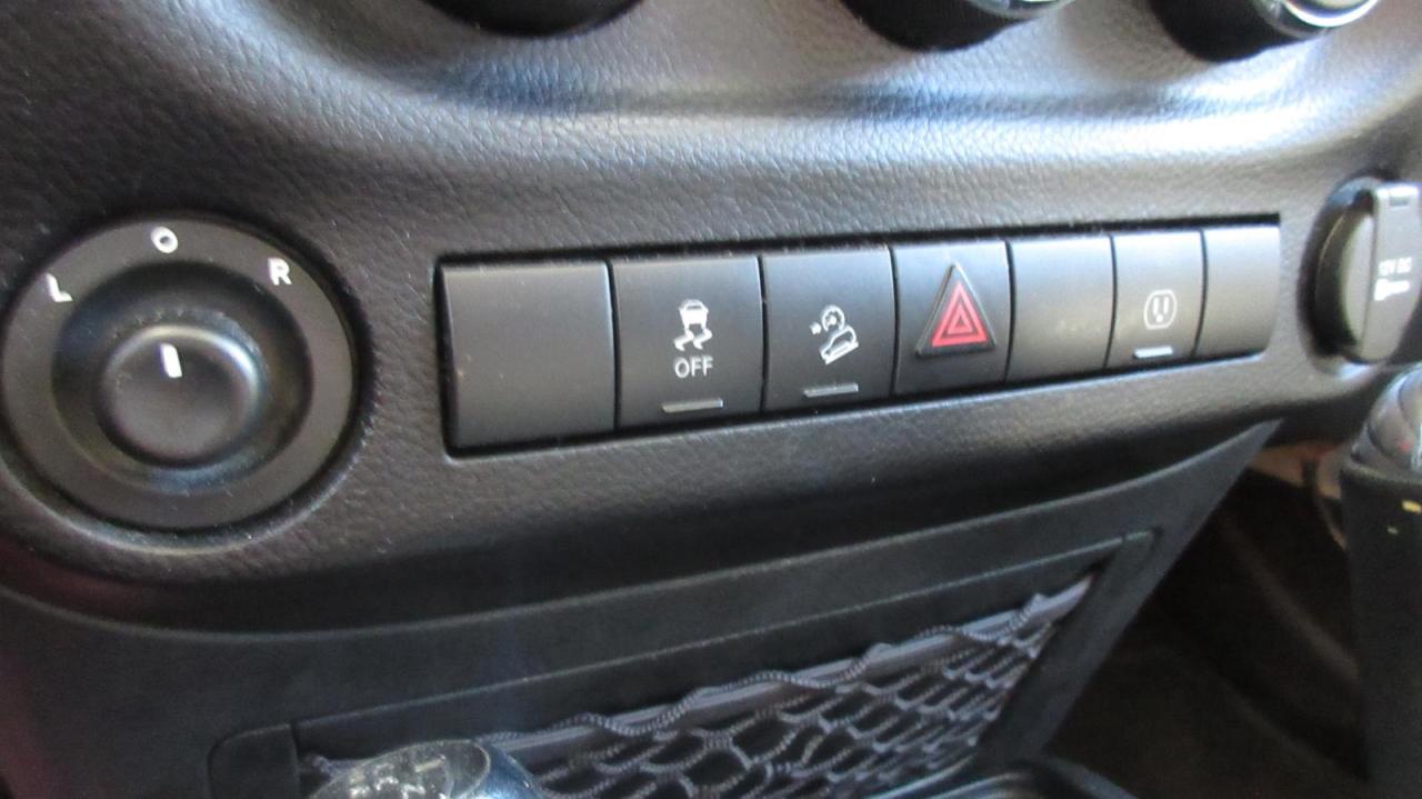 2013 Jeep Wrangler Modèle Sahara 4 portes traction intégrale - Photo #20