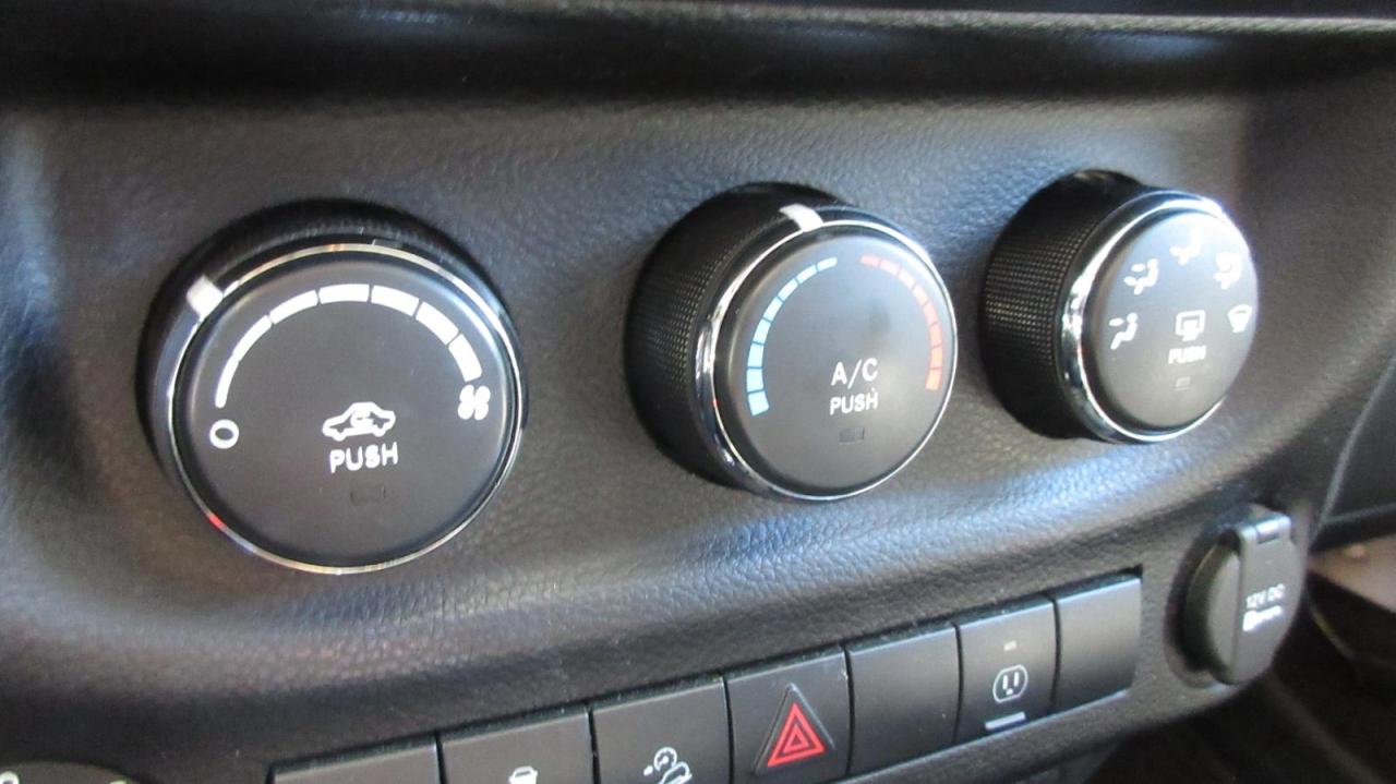 2013 Jeep Wrangler Modèle Sahara 4 portes traction intégrale - Photo #19