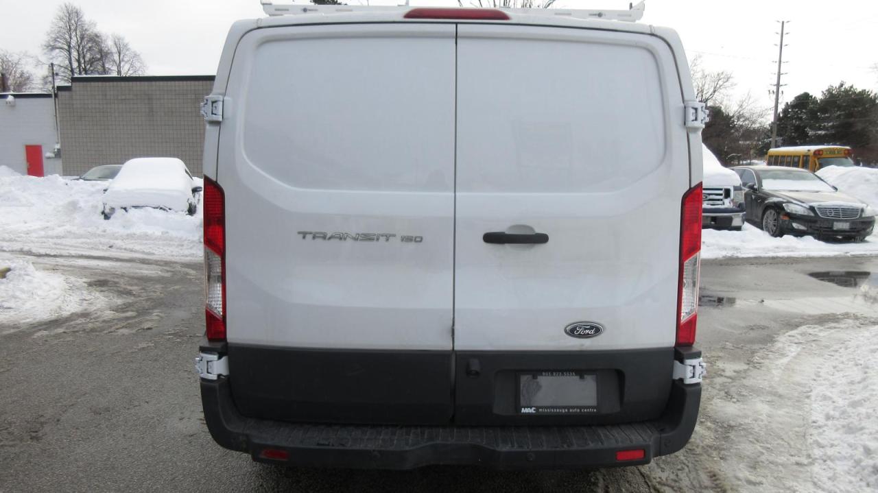 2016 Ford Transit Cargo Van T-150 toit bas 130 po PNBV de 8 600 lb porte couli - Photo #8