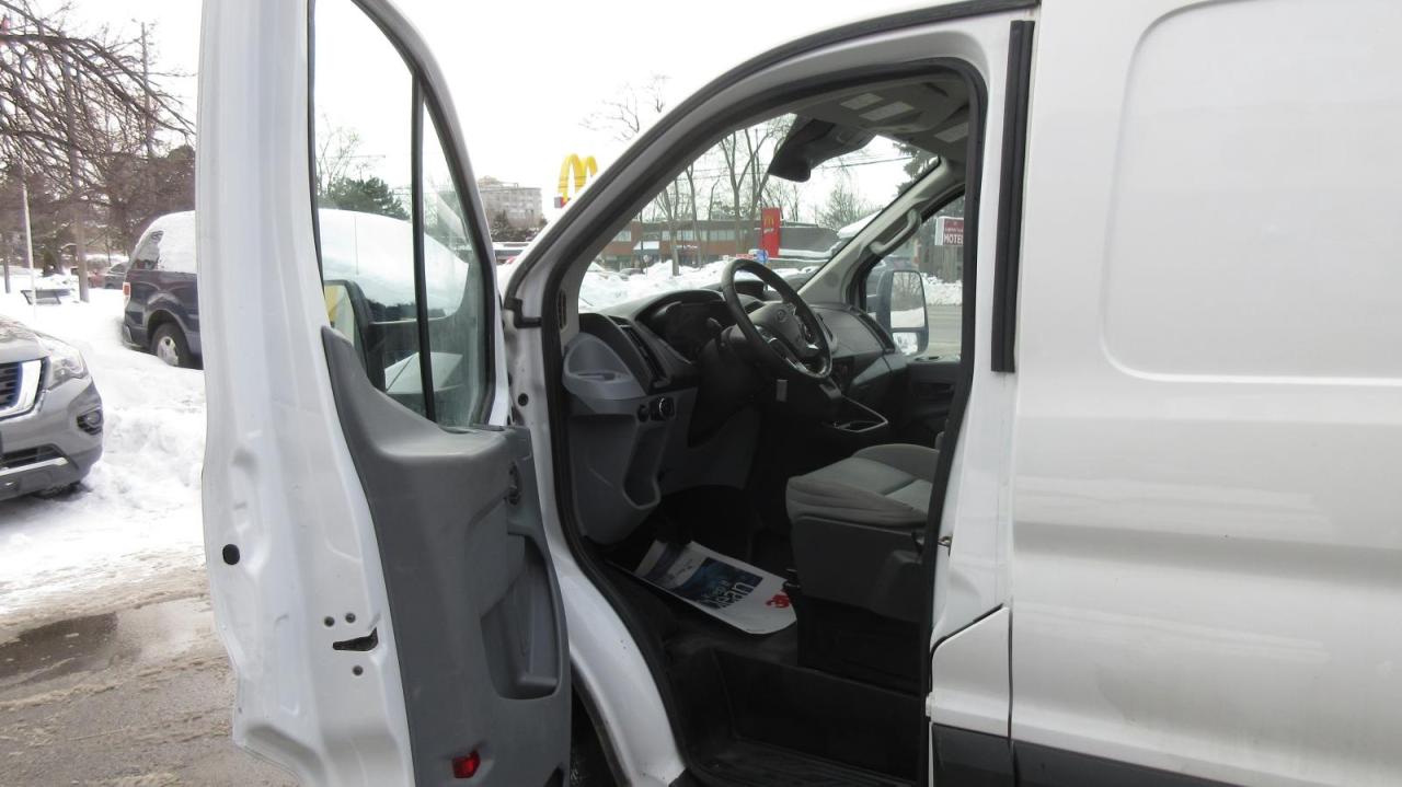 2016 Ford Transit Cargo Van T-150 toit bas 130 po PNBV de 8 600 lb porte couli - Photo #10