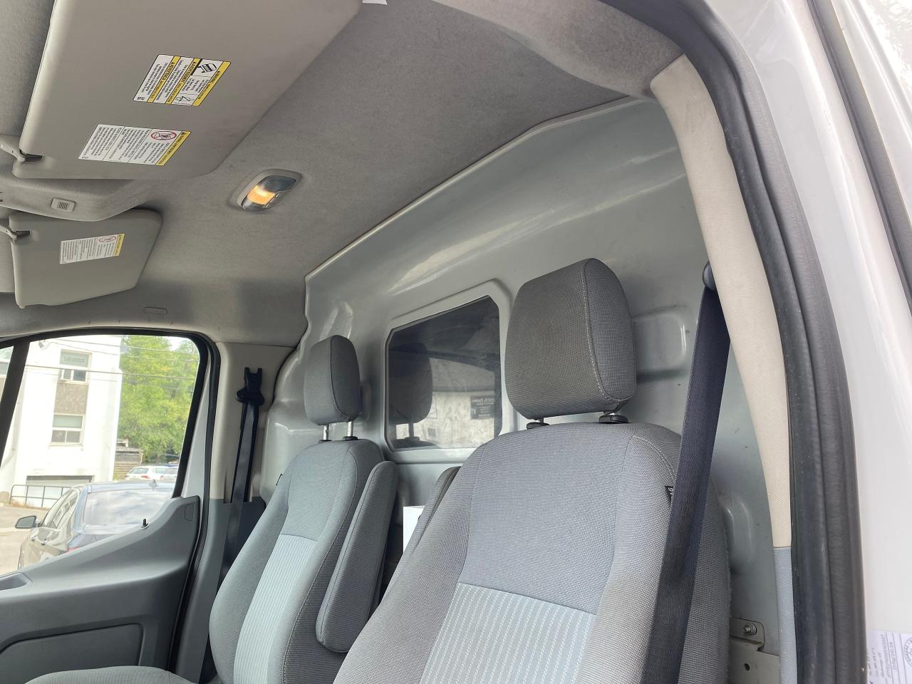 2016 Ford Transit Cargo Van T-150 toit bas 130 po PNBV de 8 600 lb porte couli Photo4
