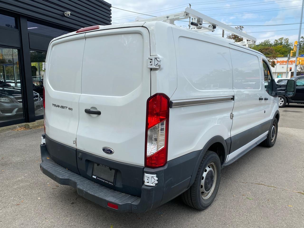 2016 Ford Transit Cargo Van T-150 toit bas 130 po PNBV de 8 600 lb porte couli - Photo #2