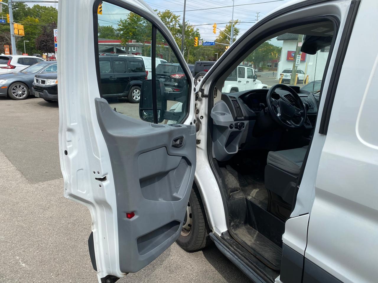 2016 Ford Transit Cargo Van T-150 toit bas 130 po PNBV de 8 600 lb porte couli - Photo #15